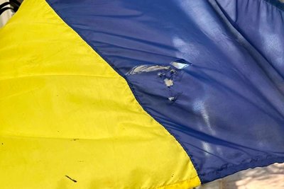 В Одесі хлопець порвав державний прапор В Одесі хлопець порвав державний прапор