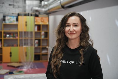 Представниця благодійного фонду CodeIT4Life Ukraine Євгенія Семеняк, Новопокровка, травень 2026 року Представниця благодійного фонду CodeIT4Life Ukraine Євгенія Семеняк, Новопокровка, травень 2026 року