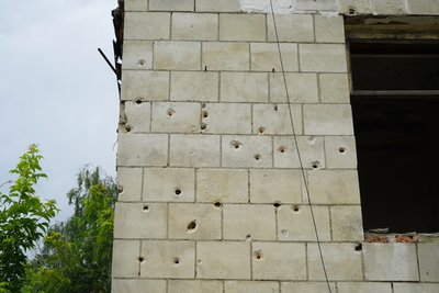 Пошкоджена стіна будівлі підприємства, яке атакувала РФ, Холодногірський район Харкова, 15 червня 2026 року Пошкоджена стіна будівлі підприємства, яке атакувала РФ, Холодногірський район Харкова, 15 червня 2026 року