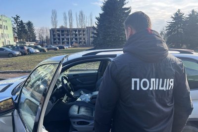 На Житомирщині суд присудив два роки іспитового терміну жінці, яка продавала автівки, призначені для ЗСУ На Житомирщині суд присудив два роки іспитового терміну жінці, яка продавала автівки, призначені для ЗСУ