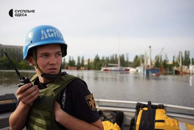 Рятував людей після підриву Каховської ГЕС й ледве встиг на своє весілля: історія водолаза з Одещини Рятував людей після підриву Каховської ГЕС й ледве встиг на своє весілля: історія водолаза з Одещини