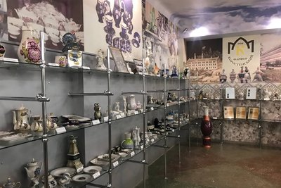 Сервізи, вази, статуетки — на Житомирщині зберігають спадок заводу, який працював понад століття Сервізи, вази, статуетки — на Житомирщині зберігають спадок заводу, який працював понад століття