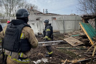 Рятувальники на місці влучання безпілотника у Немишлянському районі Харкова, 4 квітня 2026 року Рятувальники на місці влучання безпілотника у Немишлянському районі Харкова, 4 квітня 2026 року