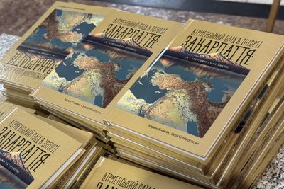 В Ужгороді відкрили виставку «З Україною в серці» пам'яті полеглих воїнів різних національностей В Ужгороді відкрили виставку «З Україною в серці» пам'яті полеглих воїнів різних національностей