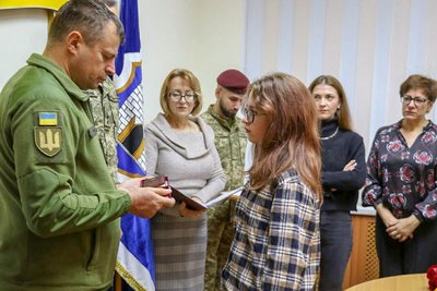 У Житомирі рідним загиблих захисників вручили державні нагороди У Житомирі рідним загиблих захисників вручили державні нагороди