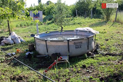 Басейн, в якому купалися дівчата у Таранівці, коли росіяни вдарили ракетою, 29 червня 2026 року Басейн, в якому купалися дівчата у Таранівці, коли росіяни вдарили ракетою, 29 червня 2026 року