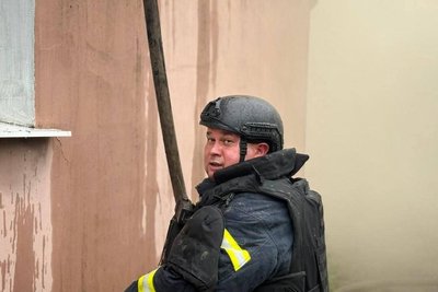 Рятувальник гасить пожежу, яка зайнялася через влучання дрона РФ у Великому Бурлуку Купʼянського району, 14 червня 2026 року Рятувальник гасить пожежу, яка зайнялася через влучання дрона РФ у Великому Бурлуку Купʼянського району, 14 червня 2026 року