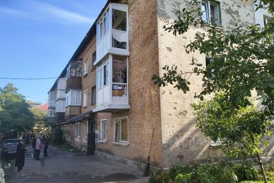 «Скло все летіло, люди кричали — дуже страшно», — місцеві жителі про наслідки нічної атаки в Житомирі «Скло все летіло, люди кричали — дуже страшно», — місцеві жителі про наслідки нічної атаки в Житомирі