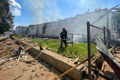 Рятувальник на місці удару російського безпілотника у Балаклії Рятувальник на місці удару російського безпілотника у Балаклії