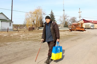 Чоловік йде вулицею деокупованого селища Ярова, Донецька область, березень 2024 рік Чоловік йде вулицею деокупованого селища Ярова, Донецька область, березень 2024 рік