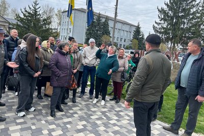 Пиляють ліс і тікають: на Житомирщині люди виступають проти масових крадіжок лісу у громаді Пиляють ліс і тікають: на Житомирщині люди виступають проти масових крадіжок лісу у громаді