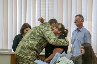 У Житомирі родинам загиблих військових передали державні нагороди У Житомирі родинам загиблих військових передали державні нагороди