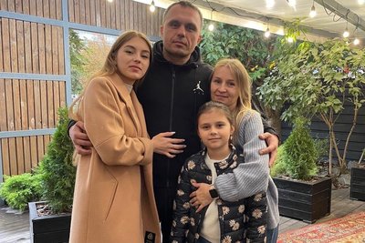 В'ячеслав Ільченко з дружиною Лілією та доньками В'ячеслав Ільченко з дружиною Лілією та доньками
