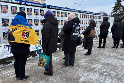 У місті на Житомирщині провели акцію на підтримку полонених і зниклих безвісти з перформансом та автопробігом У місті на Житомирщині провели акцію на підтримку полонених і зниклих безвісти з перформансом та автопробігом