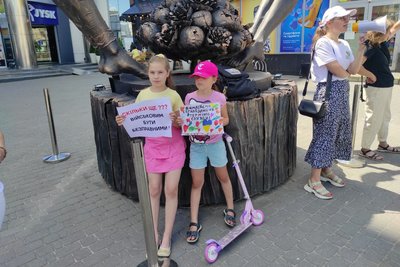 У Хмельницькому відбулася акція-мітинг за встановлення чітких строків військової служби У Хмельницькому відбулася акція-мітинг за встановлення чітких строків військової служби