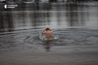 Військовий купається у Дніпрі на Водохреща