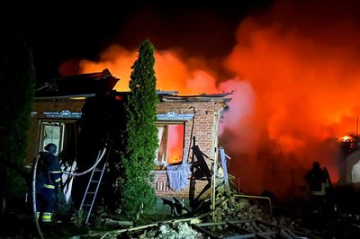 Пожежа на місці влучання російського безпілотника у Золочеві, 18 березня 2026 року Пожежа на місці влучання російського безпілотника у Золочеві, 18 березня 2026 року