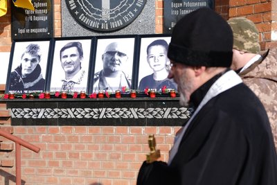 У Харкові вшанували загиблих під час теракту біля Палацу спорту У Харкові вшанували загиблих під час теракту біля Палацу спорту