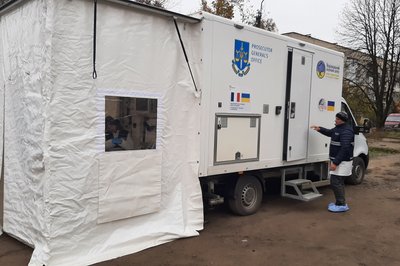 "Підтвердити, що це моя мати": як в Ізюмі збирають ДНК родичів для ідентифікації загиблих "Підтвердити, що це моя мати": як в Ізюмі збирають ДНК родичів для ідентифікації загиблих