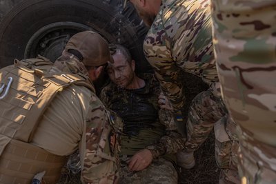 Військовослужбовці обливають водою бійця, який знепритомнів під час навчань Військовослужбовці обливають водою бійця, який знепритомнів під час навчань