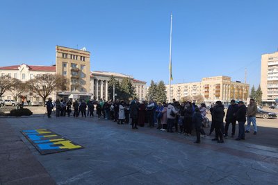 У Житомирі вшанували пам'ять загиблих у Маріупольському драмтеатрі У Житомирі вшанували пам'ять загиблих у Маріупольському драмтеатрі