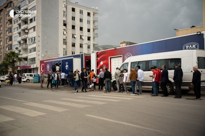 Містяни стоять у черзі за їжею у середмісті Кахраманмараша, Туреччина, 12 травня 2023 року Містяни стоять у черзі за їжею у середмісті Кахраманмараша, Туреччина, 12 травня 2023 року