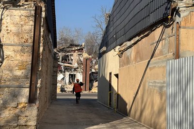 В Одесі розпочали ремонт будинку на проспекті Шевченка, який пошкодило внаслідок атаки РФ В Одесі розпочали ремонт будинку на проспекті Шевченка, який пошкодило внаслідок атаки РФ