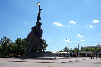 Пам'ятник радянським воїнам-визволителям біля метро "23 серпня" у Харкові, червень 2024 року Пам'ятник радянським воїнам-визволителям біля метро "23 серпня" у Харкові, червень 2024 року