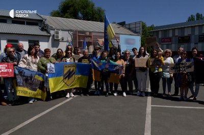 "Чекаємо на них два роки": рідні військовополонених Маріупольського гарнізону влаштували в Одесі автопробіг "Чекаємо на них два роки": рідні військовополонених Маріупольського гарнізону влаштували в Одесі автопробіг