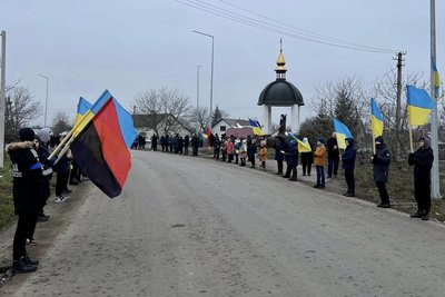 Кортеж з тілом Героя зустрічали з прапорами Кортеж з тілом Героя зустрічали з прапорами
