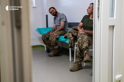 Поранені військові в оглядовій кімнаті приймального відділення лікарні Мечникова у Дніпрі Поранені військові в оглядовій кімнаті приймального відділення лікарні Мечникова у Дніпрі