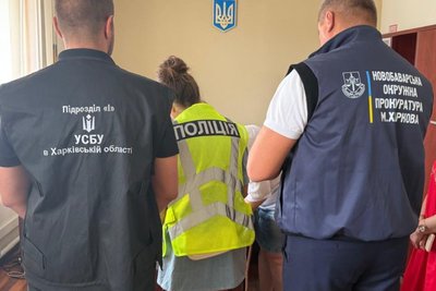 Правоохоронці у кабінеті підозрюваної заступниці директора Харківського обласного центру зайнятості Правоохоронці у кабінеті підозрюваної заступниці директора Харківського обласного центру зайнятості