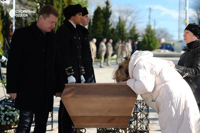 На Одещині поховали військового, чию сім'ю у 2022 році у ЖК "Тірас" вбила ракетою армія РФ На Одещині поховали військового, чию сім'ю у 2022 році у ЖК "Тірас" вбила ракетою армія РФ