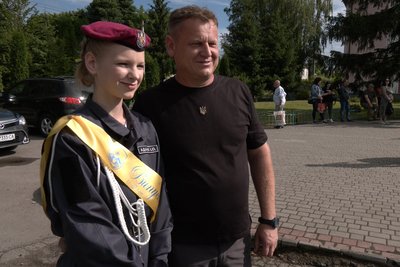 Військовий Олег Адамчук приїхав на останній дзвоник до доньки у Луцьк Військовий Олег Адамчук приїхав на останній дзвоник до доньки у Луцьк