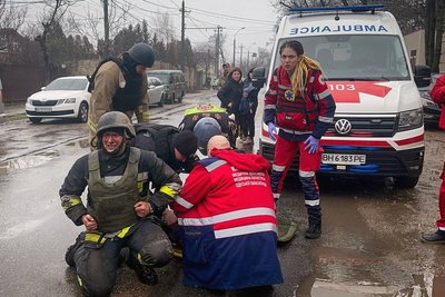 медики допомагають пораненим рятувальникам, ракетний удар по Одесі, обстріл балістичними ракетами