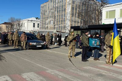 "ДНК-експертиза показала — це наш Саша": із полеглим воїном Олександром Михайленком попрощалися у Малині "ДНК-експертиза показала — це наш Саша": із полеглим воїном Олександром Михайленком попрощалися у Малині