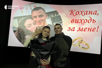 Після восьми років разом: в Одесі військовий освідчився коханій у кінотеатрі. ВІДЕО Після восьми років разом: в Одесі військовий освідчився коханій у кінотеатрі. ВІДЕО
