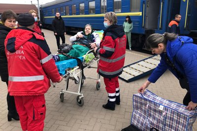 Дванадцять людей із інвалідністю евакуювали із Запоріжжя до обласного пансіонату у Вінниці