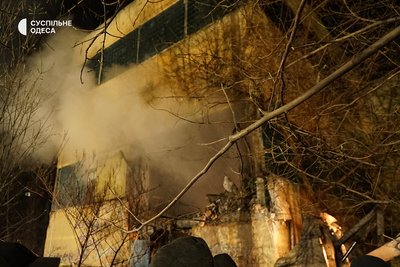 Пошкоджена багатоповерхівка Пошкоджена багатоповерхівка
