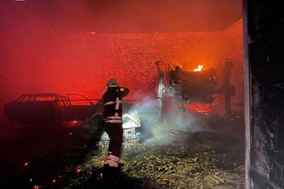 На Житомирщині ліквідували пожежу на площі 250 квадратних метрів — в приміщенні знаходилися автівки На Житомирщині ліквідували пожежу на площі 250 квадратних метрів — в приміщенні знаходилися автівки