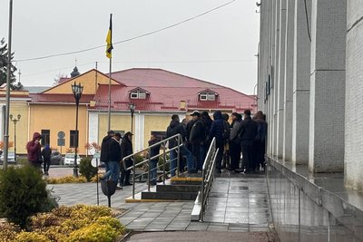 Нові правила оформлення відстрочок від мобілізації — у Бердичеві біля входу у місцевий ЦПАП утворилися черги Нові правила оформлення відстрочок від мобілізації — у Бердичеві біля входу у місцевий ЦПАП утворилися черги