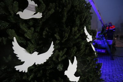 Головну ялинку Києва цьогоріч прикрасили голубами миру та енергозберігаючими гірляндами, що світяться від генератора — Суспільне Головну ялинку Києва цьогоріч прикрасили голубами миру та енергозберігаючими гірляндами, що світяться від генератора — Суспільне