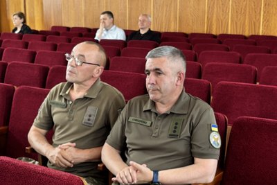 Учні, батьки та викладачі Бердичівського спортліцею виходили на протест під стіни Житомирської облради Учні, батьки та викладачі Бердичівського спортліцею виходили на протест під стіни Житомирської облради