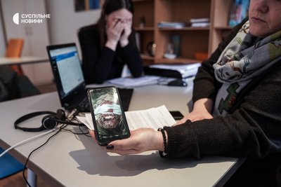 На столах у координаторок штабу лежать важкі теки, в яких складені різні кейси: окремо поранені, окремо полонені та зниклі безвісти. Кожне вивільнення, каже Інна – велика перемога. Київ, грудень 2022 року. На столах у координаторок штабу лежать важкі теки, в яких складені різні кейси: окремо поранені, окремо полонені та зниклі безвісти. Кожне вивільнення, каже Інна – велика перемога. Київ, грудень 2022 року.