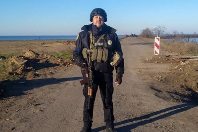 Разом з поліцейським з Одеси на Херсонщині несе службу його пухнастий побратим кіт Патрон Разом з поліцейським з Одеси на Херсонщині несе службу його пухнастий побратим кіт Патрон