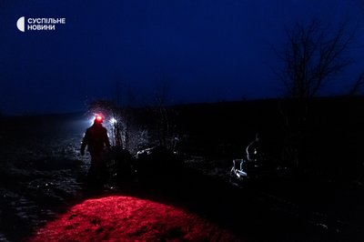 бійці нічного розрахунку проводять підготовчі роботи на позиції бійці нічного розрахунку проводять підготовчі роботи на позиції