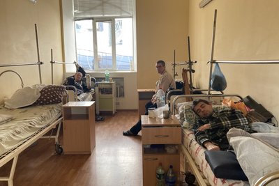 "Ми сказали, що їх вивезли, а насправді пацієнти знаходились тут". Херсонські лікарі розповіли, як працювали в окупації "Ми сказали, що їх вивезли, а насправді пацієнти знаходились тут". Херсонські лікарі розповіли, як працювали в окупації