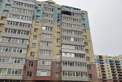 У Сумах безпілотник влучив у багатоповерхівку У Сумах безпілотник влучив у багатоповерхівку
