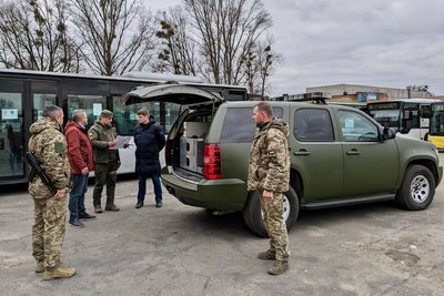 Автобуси та авто: Буча передала допомогу для ЗСУ