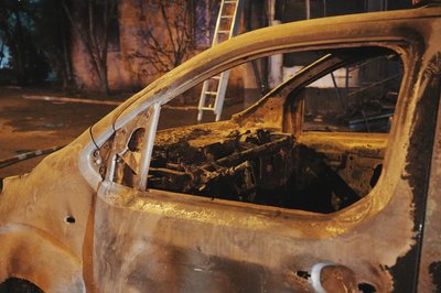 Спалена автівка на місці російського влучання, Слобідський район, Харків, 2 травня 2025 року Спалена автівка на місці російського влучання, Слобідський район, Харків, 2 травня 2025 року